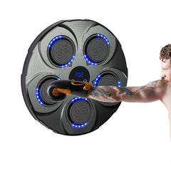 Tânăr în timpul unui antrenament de box folosind aparatul inteligent pentru reflexe și sincronizare Bluetooth