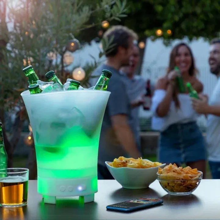 Frapieră iluminată RGB pentru exterior – ideală pentru petreceri în aer liber sau grădină.