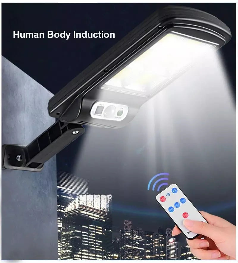Lampa solară LED 60W montată pe perete, activată prin telecomandă și senzor de mișcare, iluminare nocturnă eficientă