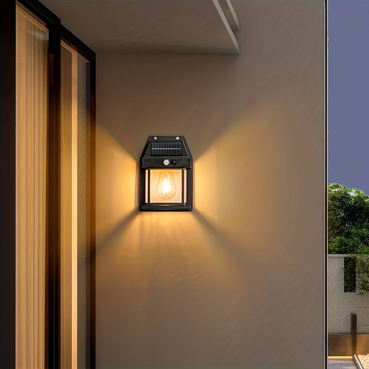 Lampa solară montată lângă o fereastră, oferind iluminare ambientală pentru exteriorul casei.