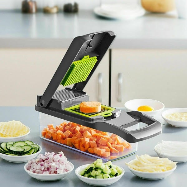 Tocător legume cu funcționalitate extinsă, utilizat pentru tăierea cuburilor mici de legume, cu recipiente și accesorii incluse.
