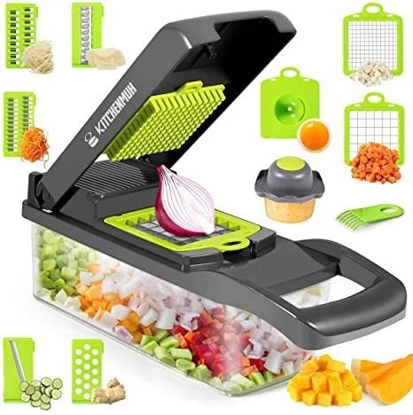 Tocător legume multifuncțional cu accesorii interschimbabile pentru diverse stiluri de tăiere, afișat cu ingrediente proaspete.