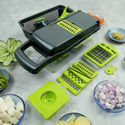 Set complet de tocător legume, incluzând răzătoare, accesorii pentru cuburi și feliere, și o sită pentru spălare.